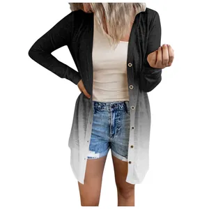 Vue détaillée d'un gilet long pour femme avec dégradé ombré et boutons marrons élégants