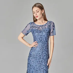 Detailansicht eines blauen Abendkleides aus Mesh mit glänzenden Pailletten-Blattmustern