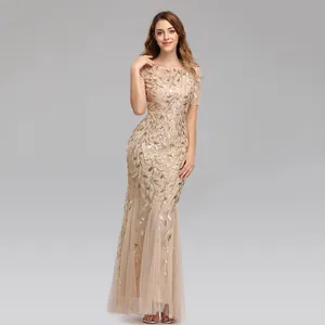 Elegantes champagnerfarbenes Meerjungfrau-Abendkleid mit Pailletten und Mesh-Details.