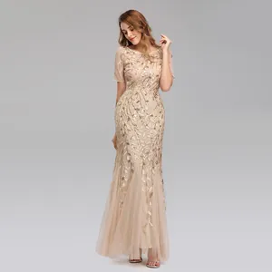 Elegantes champagnerfarbenes Meerjungfrau-Abendkleid mit funkelnden Paillettenblattmustern.