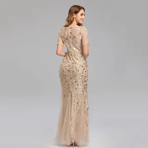 Rückansicht eines eleganten Champagner-Netz-Meerjungfrauen-Abendkleids mit Pailletten