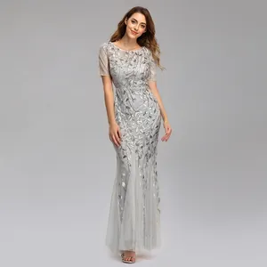 Atemberaubendes Abendkleid mit silbernen Pailletten und Meerjungfrau-Schnitt für Galas