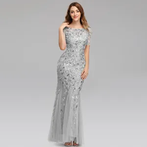 Elegantes silbernes Meerjungfrau-Abendkleid mit funkelnden Pailletten-Blattmustern auf Netz