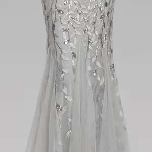Detailaufnahme der silbernen Pailletten-Blattstickerei auf grauem Meerjungfrau-Abendkleid