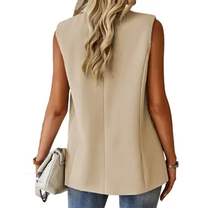 Achteraanzicht van een beige mouwloze blazer voor dames met strakke lijnen en getailleerde pasvorm.