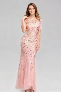 Detailansicht eines funkelnden rosa Pailletten-Abendkleids im Meerjungfrauen-Stil.