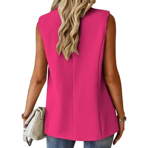 Achteraanzicht van roze mouwloze blazer vest voor dames met gestructureerde naden