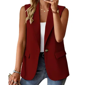 Detailopname van een bordeauxrode mouwloze blazer voor dames met een mooie knoop