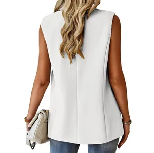 Detail van de achterkant van een elegante witte mouwloze blazer vest voor dames.