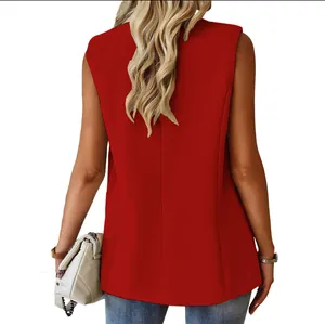 Achteraanzicht van een stijlvolle rode mouwloze blazer vest voor dames met nette pasvorm