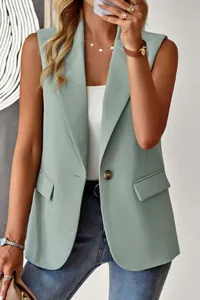 Gedetailleerde weergave van een stijlvolle saliegroene mouwloze blazer-vest met één knoopsluiting