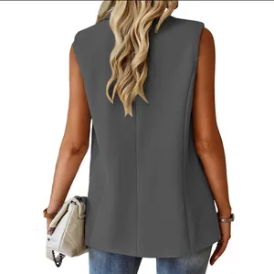 Achteraanzicht van een elegant donkergrijs mouwloos blazer vest voor damesmode herfst