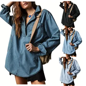 Tunica in denim a maniche lunghe con scollo a V da donna in tre diversi lavaggi.