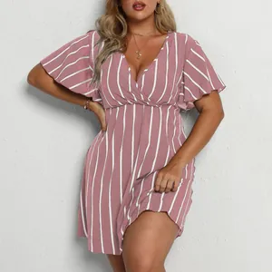 Vestido de talla grande a rayas rosas con cuello en V, volantes y cintura ajustada