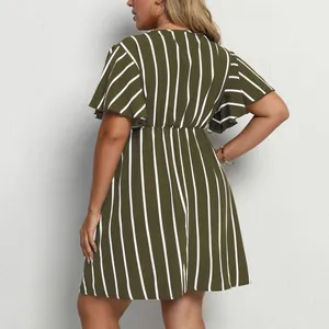 Vista trasera de un vestido de rayas de talla grande verde oliva con mangas mariposa.