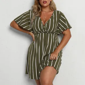Elegante vestido de talla grande para mujer con rayas verde oliva, cuello en V y mangas mariposa