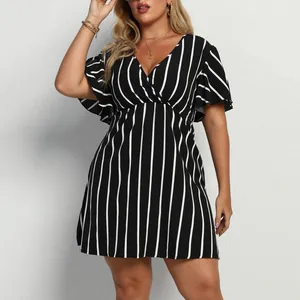 Vestido de talla grande a rayas con cuello en V, mangas con volantes y talle alto.