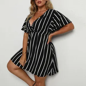Vestido de talla grande con rayas verticales y cuello en V con favorecedora cintura alta