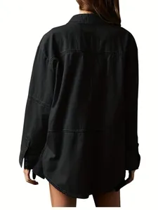 Vista posteriore di una giacca di jeans nera con maniche lunghe e dettagli di cucitura