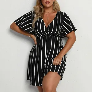 Elegante vestido de talla grande a rayas blancas y negras con cuello en V y manga corta