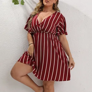 Primer plano de un vestido de rayas con cuello en V de talla grande en una modelo