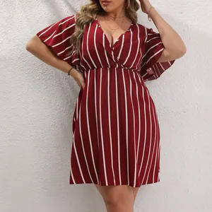 Vestido de rayas de talla grande con cuello en V y mangas de mariposa en burdeos y blanco