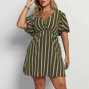 Vestido de rayas verde oliva de talla grande con cuello en V y volantes