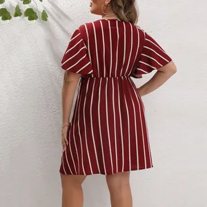 Vista trasera detallada de un vestido bohemio de tallas grandes con rayas rojas
