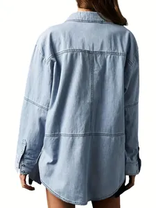 Vista posteriore di una camicia di jeans azzurra con dettagli di cuciture e vestibilità comoda