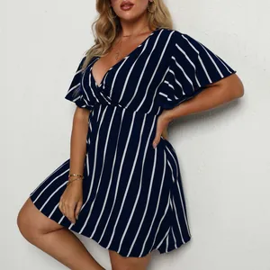 Vista detallada de un vestido de talla grande con rayas verticales azul marino y blanco en modelo
