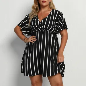 Primer plano de un vestido de talla grande a rayas blancas y negras con cuello en V.