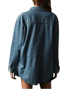 Vista posteriore di una giacca di jeans blu oversize con vestibilità comoda e stile casual