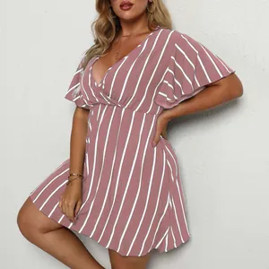 Detalle de un vestido de talla grande con rayas rosas y cuello en pico para mujer