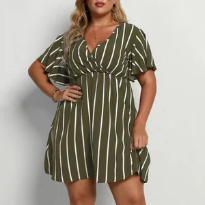 Vista detallada del vestido de talla grande con rayas verdes y cuello en V elegante