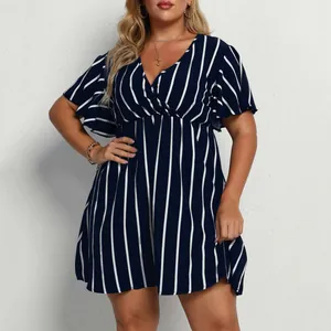 Detalle de un vestido de talla grande a rayas azules y blancas con cuello en V.