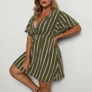 Detalle de vestido de talla grande a rayas con cuello en V verde oliva y volantes