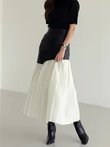 Elegante gonna midi a pieghe a vita alta con inserto in pelle patchwork bianco e nero