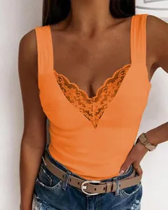 Detailansicht des leuchtend orangen ärmellosen Oberteils mit elegantem Spitzen-V-Ausschnitt