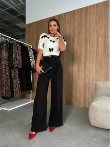 Elegantes pantalones de pierna ancha y cintura alta para mujer en una gran boutique
