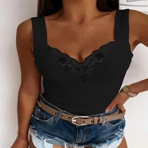 Nahaufnahme des schwarzen Damen-Tops mit V-Ausschnitt und eleganter Spitzenverzierung