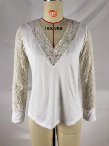 Camiseta blanca de manga larga con cuello en V de encaje y mangas de encaje transparente