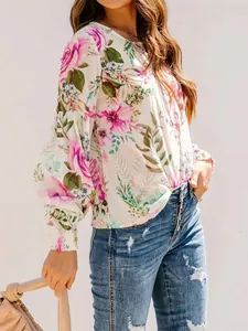 Détail d'une blouse à manches longues à imprimé fleuri, col rond et coupe décontractée