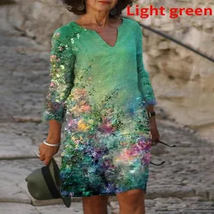 Schickes geblümtes V-Ausschnitt Midikleid in Hellgrün mit lebhaften Mustern