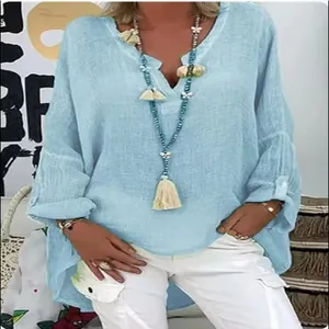Tunique femme en lin bleu clair ample et décontractée avec collier chic à pompons