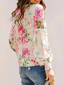 Détail d'un chemisier à fleurs pour femme avec manches bouffantes et poignets