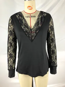 Elegante top negro con cuello en V, mangas de encaje floral y detalles transparentes