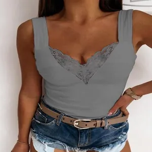 Detailansicht eines grauen gerippten Tanktops mit elegantem Spitzen-V-Ausschnitt