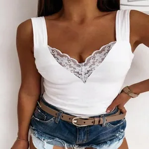 Nahaufnahme des weißen Ripp-Tops mit elegantem V-Ausschnitt und Spitzenbesatz