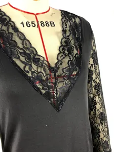 Detalle de camiseta negra con cuello en V y encaje floral en las mangas para mujer