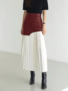 Elegante gonna midi a vita alta in ecopelle rossa con inserti in tessuto plissettato